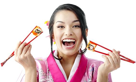 tüdruk, kes hoiab sushit Jaapani dieedi jaoks